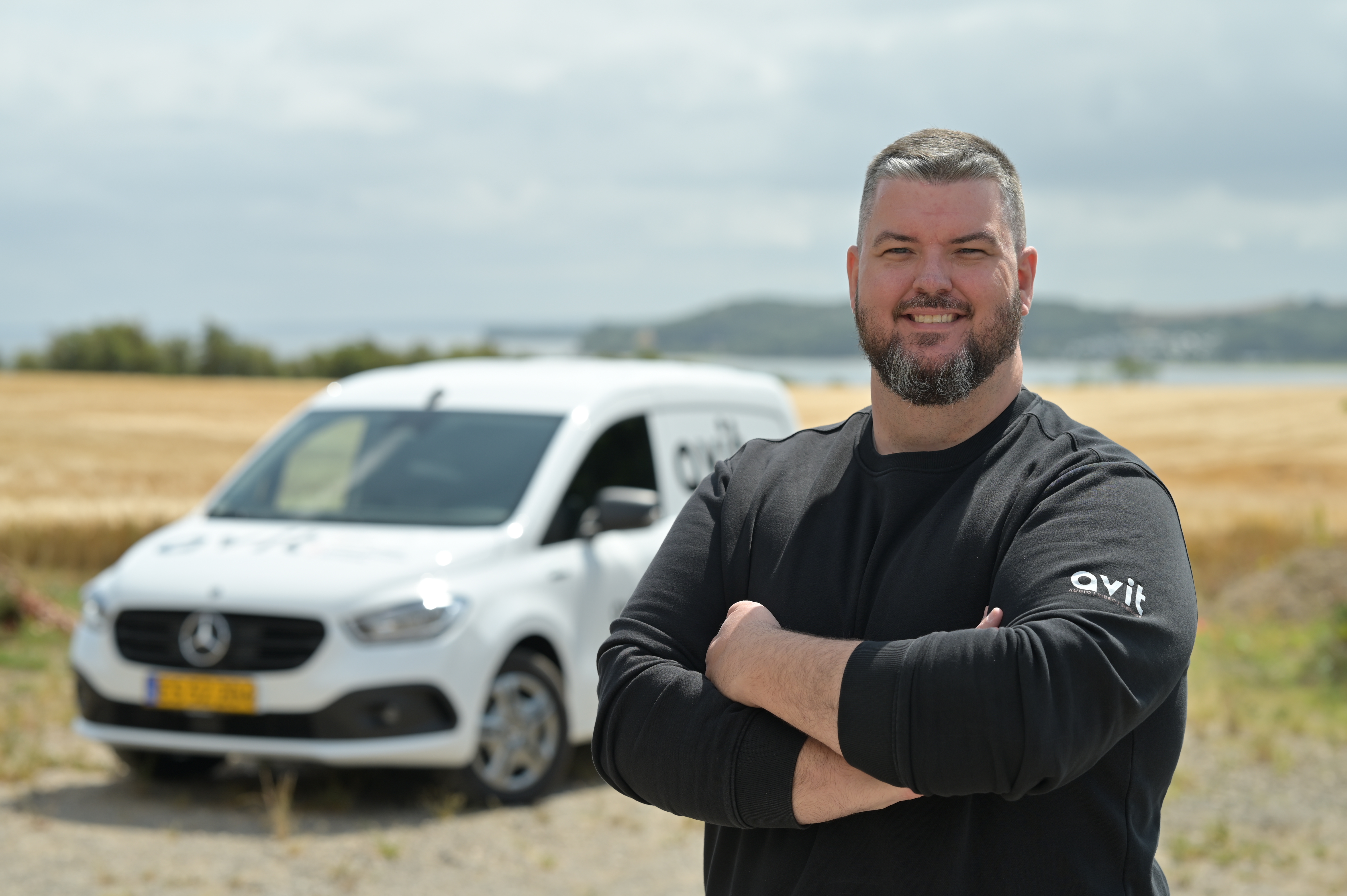 Billede af ejeren foran varevogn